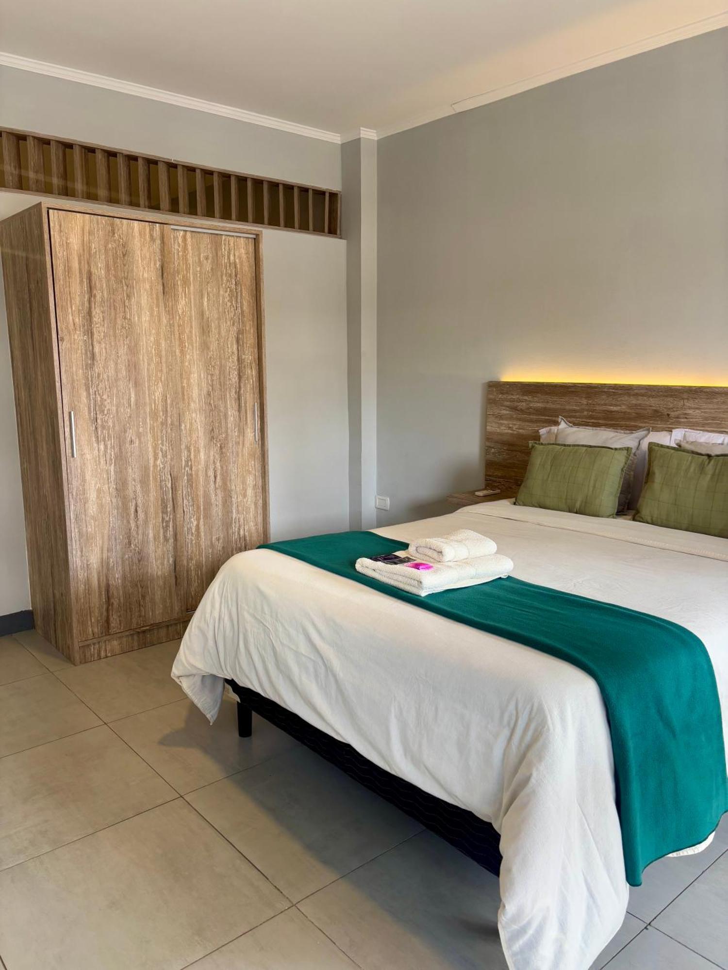 Av Apartahotel *